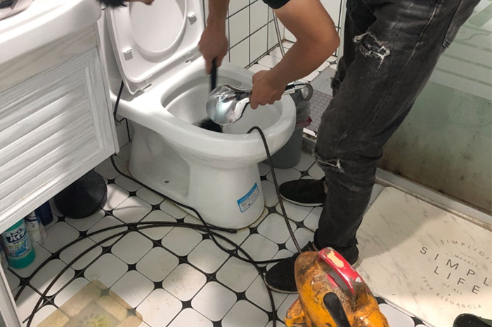 华亭马桶堵塞自己疏通还是找师傅?专业上门服务让你省时更省心